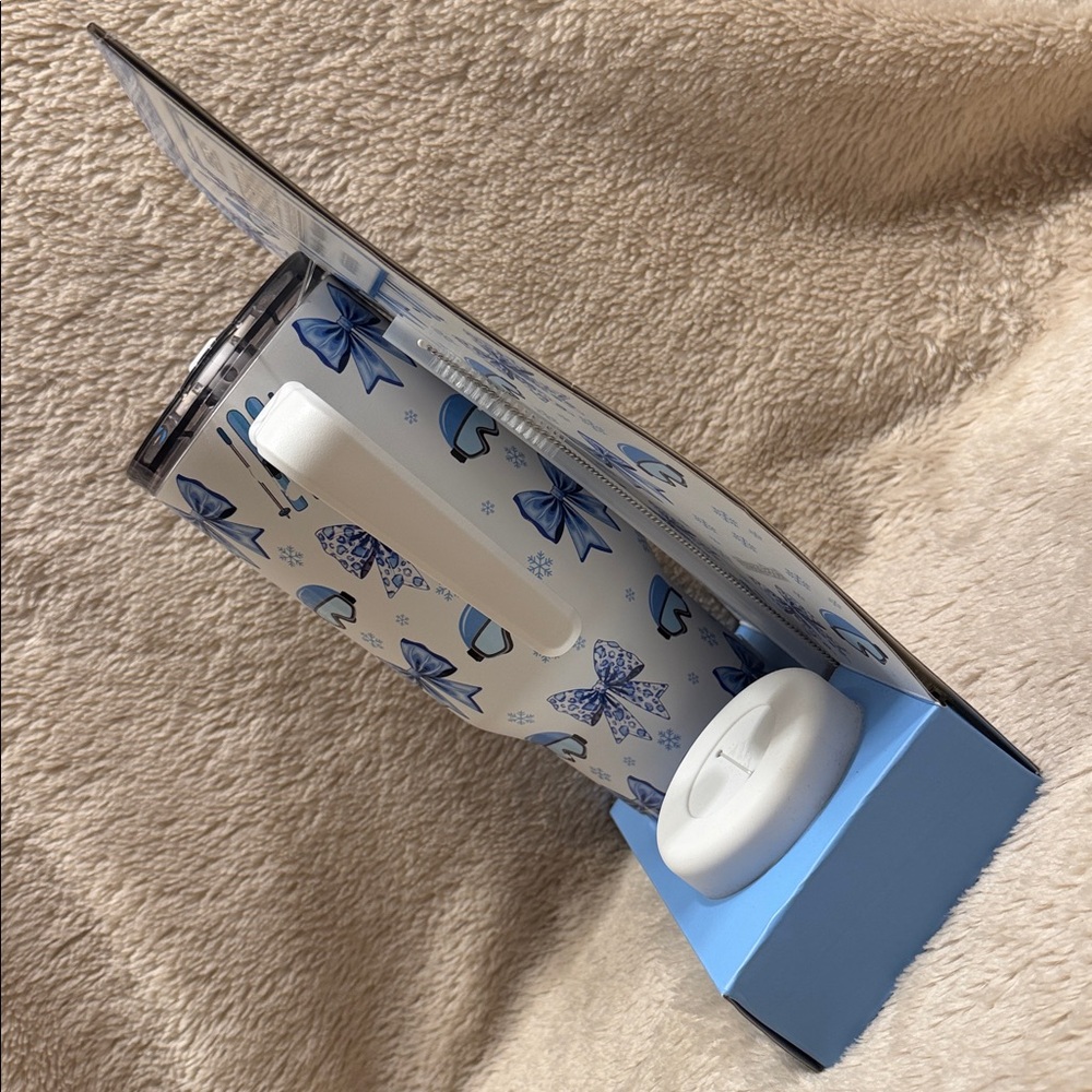 HYDRAPEAK “Ski Blue Bow" Limited Edition Hydrapeak 40oz Voyager Tumbler - Picture 3 of 10